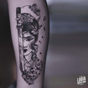 tatuaje_pierna_samurai_chica_logiabarcelona_cristina_varas     